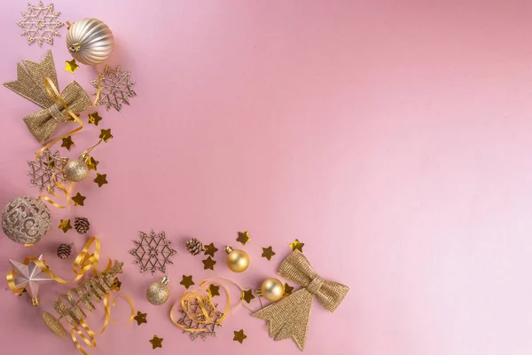 玫瑰黄金圣诞 新年背景金光闪闪 节日装饰 圣诞树球 平铺在粉色背景上复制空间 — 图库照片