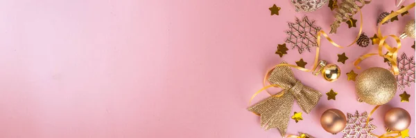玫瑰黄金圣诞 新年背景金光闪闪 节日装饰 圣诞树球 平铺在粉色背景上复制空间 — 图库照片