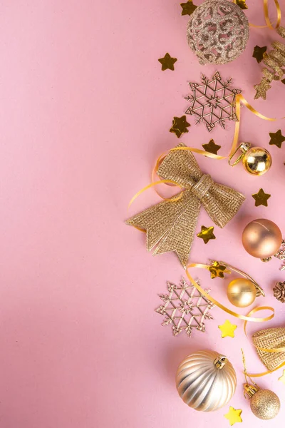Rose Goud Kerstmis Nieuwjaar Achtergrond Met Gouden Kerstbal Vakantie Decoratie — Stockfoto