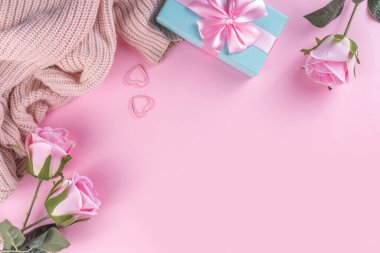 Romantik tatil yatağı. 8 Mart Kadınlar Günü, Sevgililer Günü hazırlama kartı. Nazikçe pembe pastel gül çiçekleri pembe arka plan manzaralı fotokopi alanı