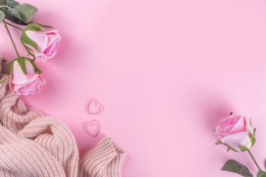 Romantik tatil yatağı. 8 Mart Kadınlar Günü, Sevgililer Günü hazırlama kartı. Nazikçe pembe pastel gül çiçekleri pembe arka plan manzaralı fotokopi alanı