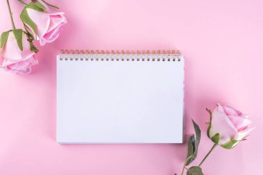 Romantik tatil yatağı. 8 Mart Kadınlar Günü, Sevgililer Günü hazırlama kartı. Nazikçe pembe pastel gül çiçekleri pembe arka plan manzaralı fotokopi alanı