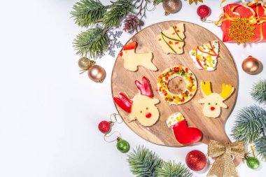 Komik bir Noel kahvaltısı, noel ağacı şeklinde peynirli sandviçler, ren geyiği, kardan adam. Yılbaşı çelengi, Çorap. Noel ağacı dalları ve süslemeleri ile, üst manzara 