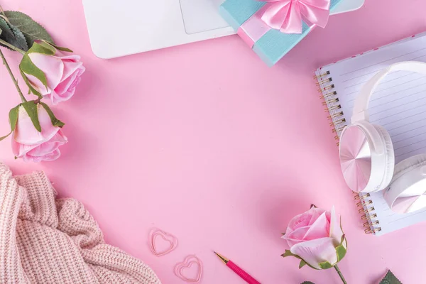 낭만적 발렌타인데이에는 노트북 분홍색 꽃다발 메모지 스웨터 헤드폰 귀여운 — 스톡 사진