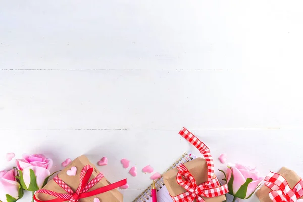 März Frauentag Valentinstag Grußkarte Hintergrund Mit Rosen Blumenstrauß Geschenkbox Mit — Stockfoto