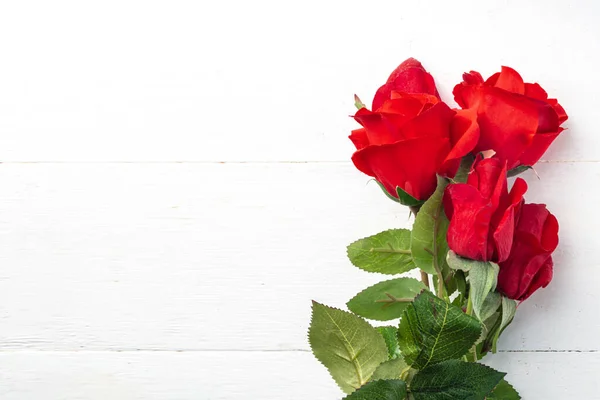 여성의 발렌타인데 배경에 장미꽃 리본이 테이블 — 스톡 사진