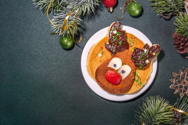 Lustige Pfannkuchen Hirschformen Weihnachtsbaum Weihnachtskranz Aus Frischen Früchten Beeren Schokoladenpaste — Stockfoto