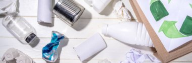 Çöp ayıklama, atık geri dönüşüm konsepti. Geri dönüşüm malzemelerinin olduğu kutu - plastik, cam, kağıt, karton, beyaz ahşap arka plan fotokopi alanı. Kadın elleri çeşitli çöp ve çöpleri ayırıyor.