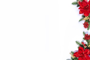 Beyaz basit noeller, Noel ağacı dalları, kırmızı böğürtlenler, noktalı çiçekler, düz üst görünüm fotokopi alanı