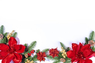 Beyaz basit noeller, Noel ağacı dalları, kırmızı böğürtlenler, noktalı çiçekler, düz üst görünüm fotokopi alanı