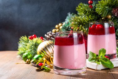 Lezzetli kızılcık panna Cotta tatlı, pembe hindistancevizi veya yoğurt panna cotta kızılcık tatlı soslu, taze dut ve nane 