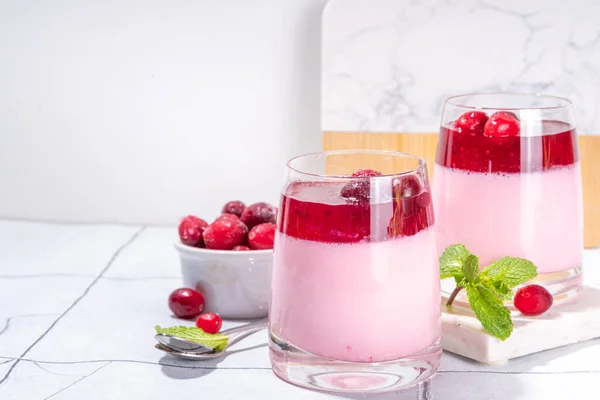 Smaczny Deser Żurawinowy Panna Cotta Różowy Kokos Lub Jogurt Panna — Zdjęcie stockowe