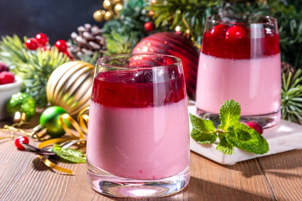 Smaczny Deser Żurawinowy Panna Cotta Różowy Kokos Lub Jogurt Panna — Zdjęcie stockowe
