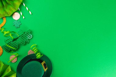 Patrick Günü 'nüz kutlu olsun. Parti davetiyesi. Aziz Patrick tatil cüce şapkası, gözlük, yonca, altın sikke, blok takvimi için aksesuarlar 17 Mart tarihi, süsler, yeşil arka plan manzarası