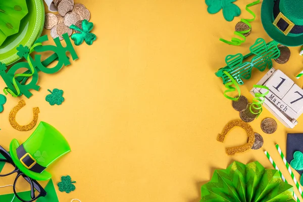Patrick Günü 'nün kutlu olsun, parti davetiyesi. Aziz Patrick tatil leprikon şapkası, gözlük, yonca, altın sikke, blok takvimi için aksesuarlar 17 Mart tarihi, süsler, altın arka plan manzarası