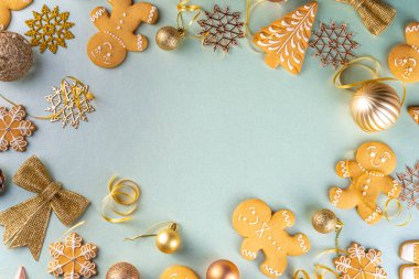 Noel zencefilli kurabiye arka planı. Çeşitli şenlikli bisküviler - zencefilli kurabiye adam, kar taneleri, Noel ağacı - Noel, yeni yıl, açık renkli arka plan manzaralı Noel altın madalyası