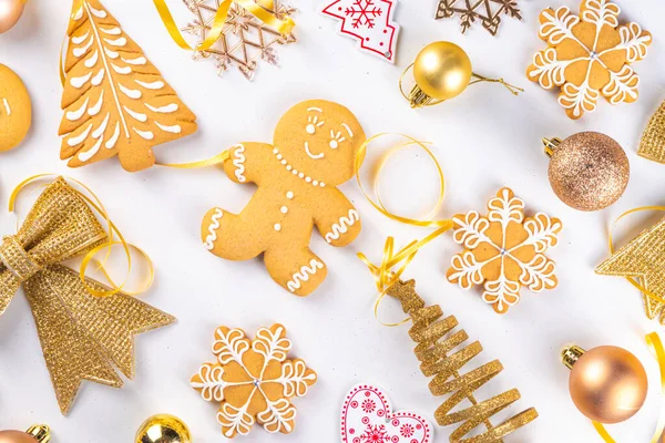 圣诞姜饼饼干背景 各种节日饼干 姜饼人 圣诞树 与圣诞 诺埃尔黄金装饰浅色背景视图 — 图库照片