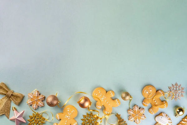圣诞姜饼饼干背景 各种节日饼干 姜饼人 圣诞树 与圣诞 诺埃尔黄金装饰浅色背景视图 — 图库照片