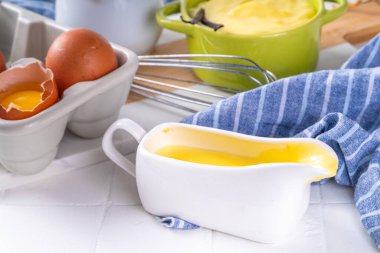 Malzemeli ev yapımı krema. Vanilya, süt ve yumurta. Tatlı krema beyaz mutfak masasının fotokopi masasında tatlı pişirme arkaplanı. 