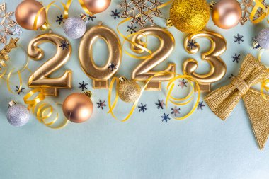 Yeni yıl 2023 kutlama kartı geçmişi 2023 altın parti dekorasyonlu, mavi arka planda yıldız konfetisi. Mutlu noeller Noel, mutlu noeller bayrağı 