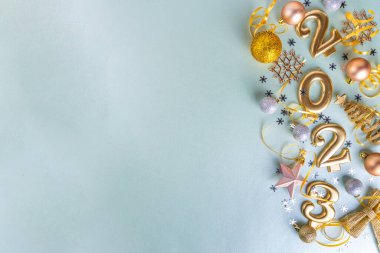 Yeni yıl 2023 kutlama kartı geçmişi 2023 altın parti dekorasyonlu, mavi arka planda yıldız konfetisi. Mutlu noeller Noel, mutlu noeller bayrağı 