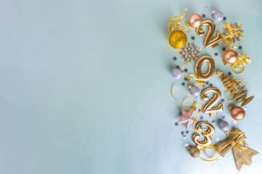 Yeni yıl 2023 kutlama kartı geçmişi 2023 altın parti dekorasyonlu, mavi arka planda yıldız konfetisi. Mutlu noeller Noel, mutlu noeller bayrağı 