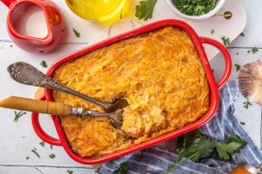 Kremalı, peynirli ve patatesli ev yapımı patates güveci, rendelenmiş C, Fransız Amerikan mutfağı, rendelenmiş graten ya da peynirli sebze alternatifi gibi.