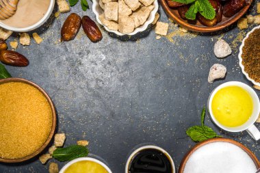 Şeker için çeşitli sağlıklı beslenme düzeni, doğal organik tatlandırıcı konsepti, şeker hastalığı, glisemik olmayan şeker hastalığı, tatlandırıcı. Çeşitli meyve şerbetleri, pekmez, tatlandırıcı, hurma, hindistan cevizi ve hurma şekeri, akçaağaç pekmezi.