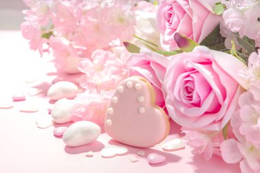 Pembe ve beyaz bahar tatili arka planında çeşitli tatlı çiçekler var. Sevgililer günü, uluslararası kadınlar günü 8 Mart, doğum günü, anneler günü tebrik kartı üst görünüm düz çerçeve