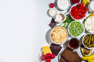 Postbiyotik, prebiyotik ve ilaç kapsüllü probiyotik gıdalar. Süper Sağlıklı Mayalanmış Gıda Kaynaklarını, İçeceklerini, Malzemelerini beyaz mermer arka plan fotokopi alanı üst görünümü üzerine ayarla