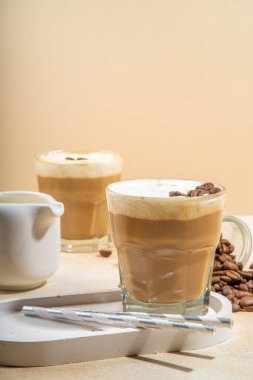 Sütlü soğuk sütlü kahve, kremalı. Köpüklü frappe, latte, cappuccino, krema arkaplanda, mesaj için yer. Yaz soğuk kahve kokteyli