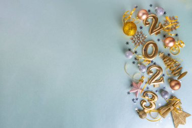 Yeni yıl 2023 kutlama kartı geçmişi 2023 altın parti dekorasyonlu, mavi arka planda yıldız konfetisi. Mutlu noeller Noel, mutlu noeller bayrağı 