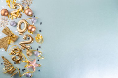 Yeni yıl 2023 kutlama kartı geçmişi 2023 altın parti dekorasyonlu, mavi arka planda yıldız konfetisi. Mutlu noeller Noel, mutlu noeller bayrağı 