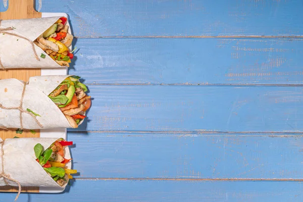 전형적 길거리 음식인 샤와르마 Shawarma 부리토 Burrito 토르티야 샌드위치 닭고기 — 스톡 사진