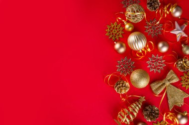  Kırmızı ve altın sarısı yeni yıl parlaklığında. Lüks altın Xmas Noel süslemeleri ve kırmızı arkaplan arkaplanındaki süslemeler kopya alanı