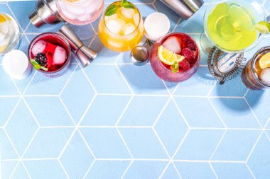 Yaz barı kokteyl menüsü. Farklı bardaklarda içecek çeşitleri, kokteyller, kokteyller, ferahlatıcı deniz suyu. Citrus ve meyve içecekleri garnitür ve buz küpleriyle kopyalama alanı