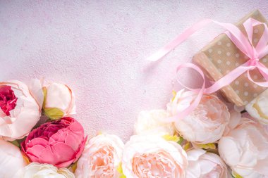 Sevgililer Günü Kutlama Kartı ve Şakayık Çiçekleriyle Bahar Arkaplanı ve Tender Pembe Arkaplan Üst Görünümü 'nde 