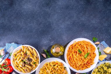 Beyaz fayanslı arka planda farklı soslu makarna seti. Spagetti, farfalle, makarna, deniz ürünleri, ıspanak, karbonara, domates soslu fusilli makarna. İtalyan yemeği, Akdeniz yemeği konsepti