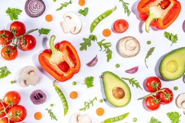 Çeşitli taze sebzeler. Çiğ organik sebzeler, salata malzemeleri beyaz arka planda parlak yassı. Sağlıklı beslenme, vejetaryen vejetaryen yemek pişirme arka plan fotokopi alanı