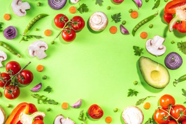Çeşitli taze sebzeler. Çiğ organik sebzeler, salata malzemeleri açık yeşil arka planda parlak düz çizgi. Sağlıklı beslenme, vejetaryen vejetaryen yemek pişirme arka plan fotokopi alanı