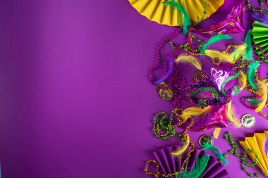 Mardi Gras renkli bayram tebrik kartı arkaplanı festival maskesi, dekor, karnaval maskesi, boncuklar, tüyler, parlak arka plandaki fanlar geleneksel mor yeşil renkler