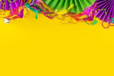 Mardi Gras renkli bayram tebrik kartı arkaplanı festival maskesi, dekor, karnaval maskesi, boncuklar, tüyler, parlak arka plandaki fanlar geleneksel mor yeşil renkler