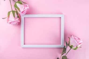 Romantik tatil yatağı. 8 Mart Kadınlar Günü, Sevgililer Günü hazırlama kartı. Nazikçe pembe pastel gül çiçekleri pembe arka plan manzaralı fotokopi alanı