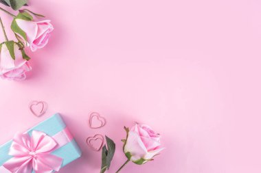 Romantik tatil yatağı. 8 Mart Kadınlar Günü, Sevgililer Günü hazırlama kartı. Nazikçe pembe pastel gül çiçekleri pembe arka plan manzaralı fotokopi alanı