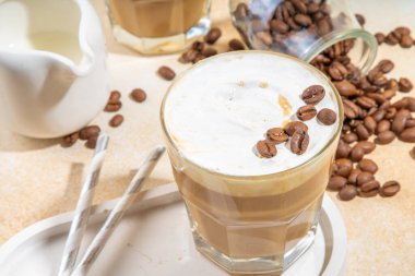 Sütlü soğuk sütlü kahve, kremalı. Köpüklü frappe, latte, cappuccino, krema arkaplanda, mesaj için yer. Yaz soğuk kahve kokteyli