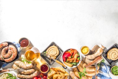 Kızarmış sosis çeşitleri. Bavyera, Frankfurt, Alman ızgara sosisleri, Oktoberfest veya yaz barbekü partisi konsepti, beyaz arka plan fotokopi alanı üst görünümü