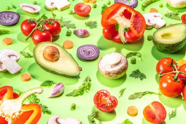 Çeşitli taze sebzeler. Çiğ organik sebzeler, salata malzemeleri açık yeşil arka planda parlak düz çizgi. Sağlıklı beslenme, vejetaryen vejetaryen yemek pişirme arka plan fotokopi alanı