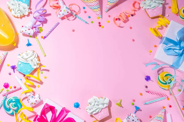 Mutlu yıllar tebrik kartı geçmişi. Renkli tatil aletleri olan düz yatak - doğum günü partisi şapkaları, şişirme makineleri, hediye kutuları, balonlar, buharlı mumlar, pembe arka plan fotokopi alanı
