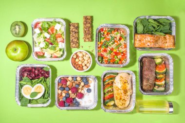 Sağlıklı yemek menüsü, kurye yemek teslimatı beslenme çantası. Biftek eti, tavuk fileto, balık ve sebzeler paketlerde. Günlük yemek diyet planı teslimatı, paket servisi, online sipariş konsepti.