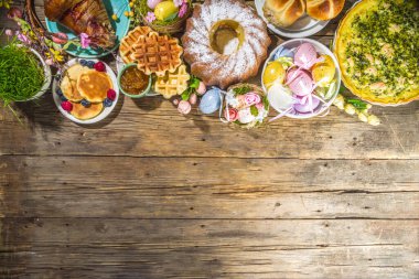 Bayram yemeği, Paskalya brunch 'ı. Geleneksel Paskalya yemekleri aile sofrasında - pişmiş et, kiş, bahar salatası, kek, renkli yumurta, sıcak haç çörekleri